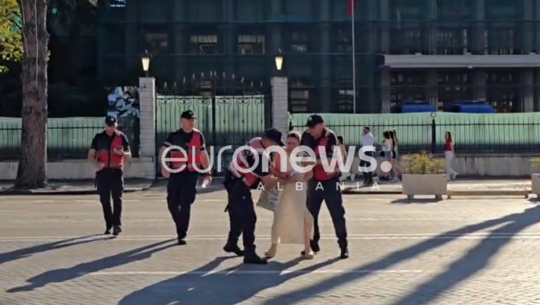 Me pankartë në dorë, gruaja ndalohet të hyjë në aktivitetin e Ramës (VIDEO)