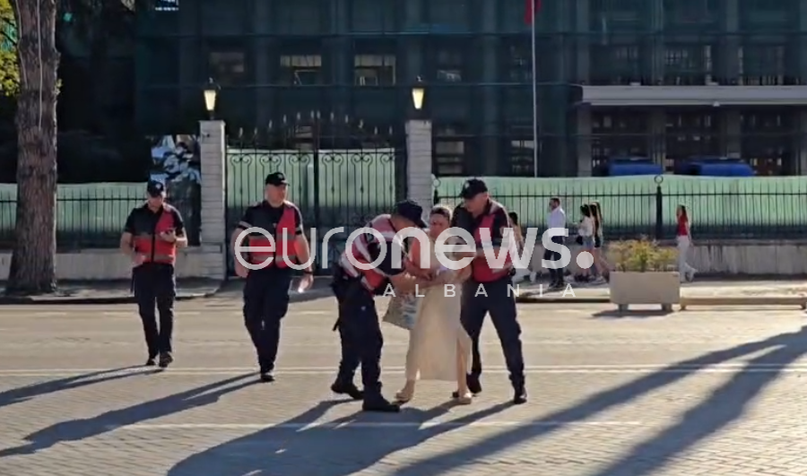 Me pankartë në dorë, gruaja ndalohet të hyjë në aktivitetin e Ramës (VIDEO)
