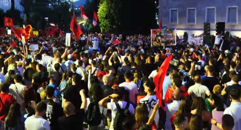 Thirrje nga protesta: “Po” në kor për zgjedhje të parakohshme, nesër protestë mbarëkombëtare, do vijnë 3 avionë me shqiptarë nga Britania