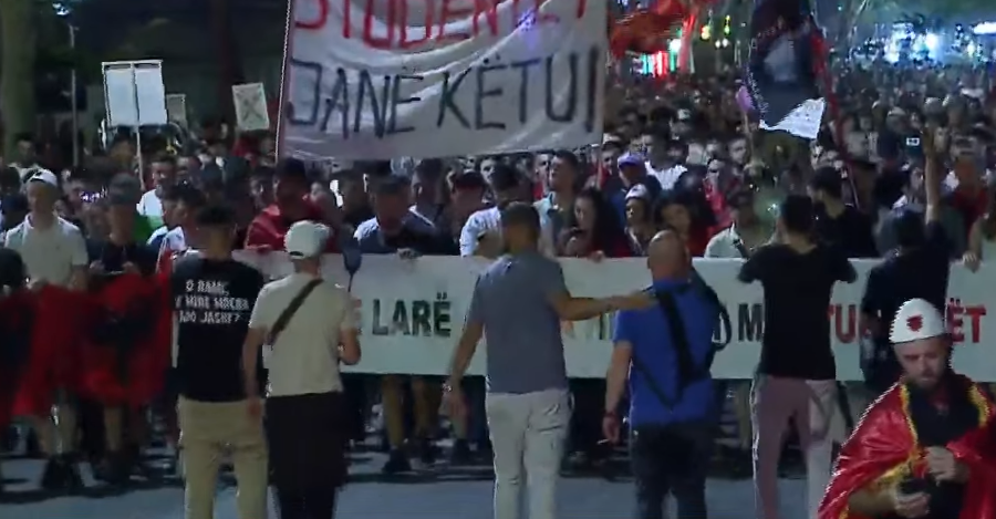 Sot dita e 16-të e protestës, aktivistët dhe qytetarët vijojnë marshimin në rrugët e Tiranës