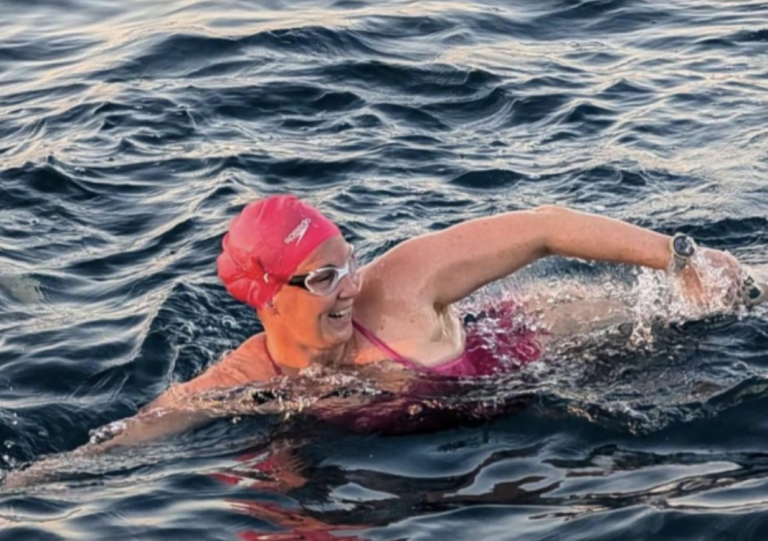 Eva Buzo përshkon ujërat e Jonit në një sfidë të re sportive rreth Ishullit të Sazanit