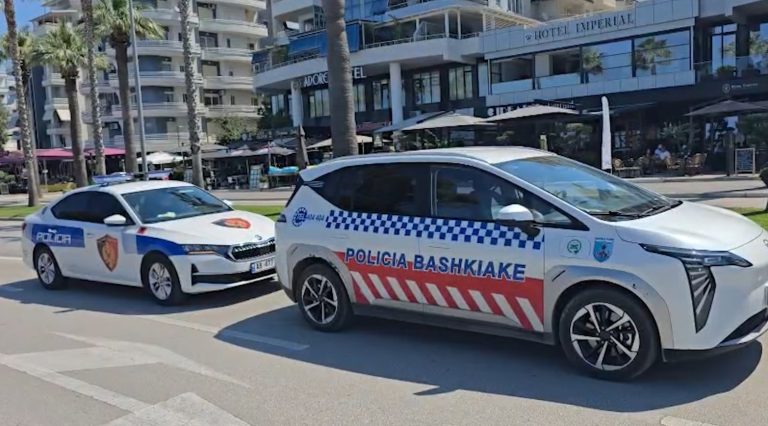 Aksion në plazhet e Vlorës, sekuestrohen çadra dhe shezlongë