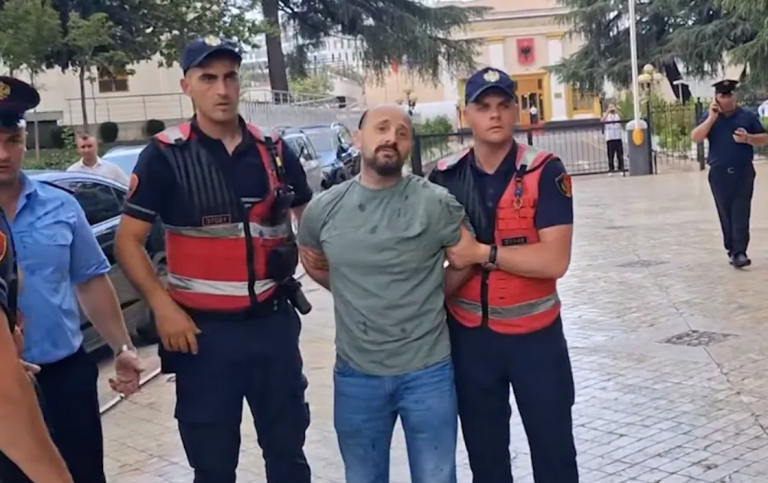 Përplasje para Parlamentit, protestuesit qëllojnë me vezë makinat e deputetëve. Policia arreston Dritan Goxhajn