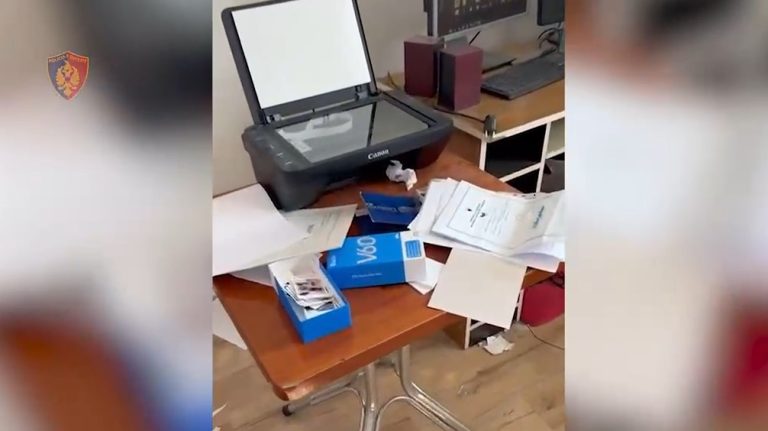 Zbulohet laboratori ku falsifikoheshin dokumente kundrejt parave, në pranga tre persona në Tiranë