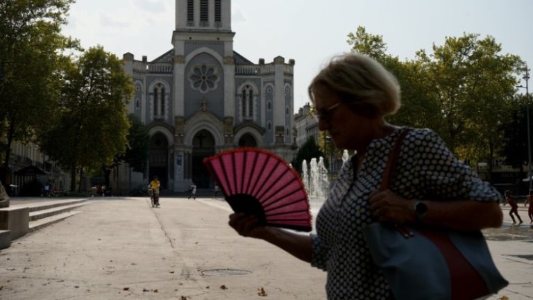 Alarm në Francë! 53 departamente në zonë portokalli, qershori thyen rekorde me temperatura deri në 40°C