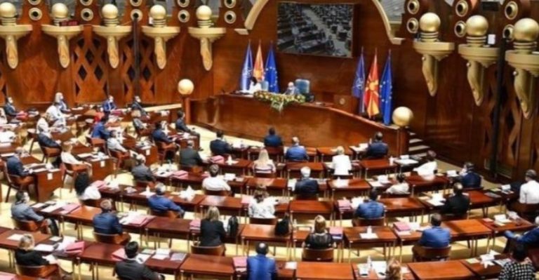 Përplasje mes BDI dhe VLEN për gjuhën shqipe në RMV, debat edhe për dokumentin e gjuhës serbe në Kumanovë
