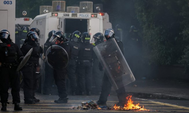 Nata e dytë e trazirave në Irlandën e Veriut, policia përdor autobotë me ujë për të shpërndarë protestuesit