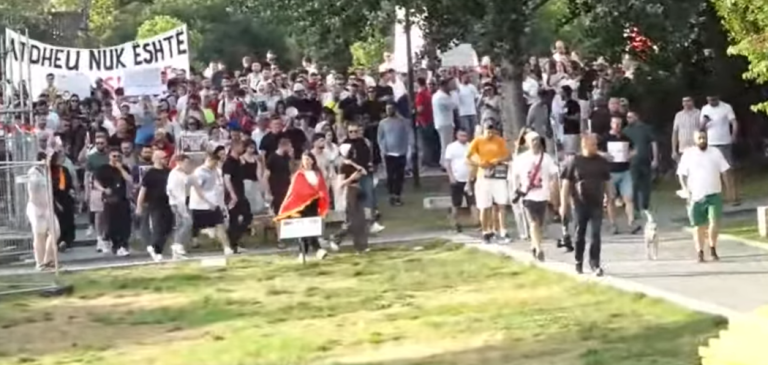LIVE| Dita e 9-të e protestës kundër ndërtimit në Zvërnec, nis marshimi nga sheshi “Skënderbej”