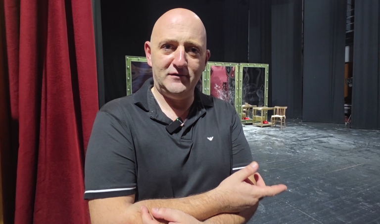 Komedia me nota dramatike shfaqet në Elbasan, “Për një fjalë goje” sjell humor dhe reflektim