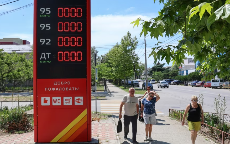 Autoritetet ruse ndalojnë shitjen e karburanteve në Krimenë e pushtuar