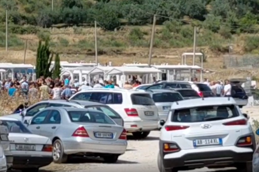 U mbyt në plazhin e Durrësit, përcillet në banesën e fundit 11-vjeçari nga Berati