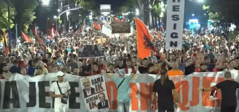 Pas tubimit para Kryeministrisë, protestuesit marshojnë në rrugët e kryeqytetit në ditën e 25-të të protestës