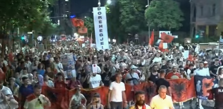 “Rama jepe dorëheqjen”, protestuesit marshojnë dhe ndalen para Parlamentit në Tiranë