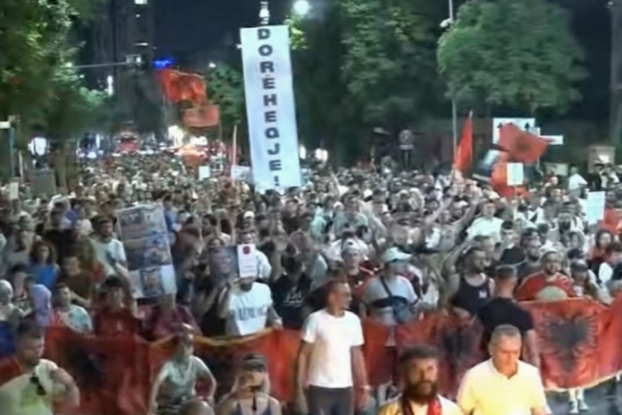 “Rama jepe dorëheqjen”, protestuesit marshojnë dhe ndalen para Parlamentit në Tiranë