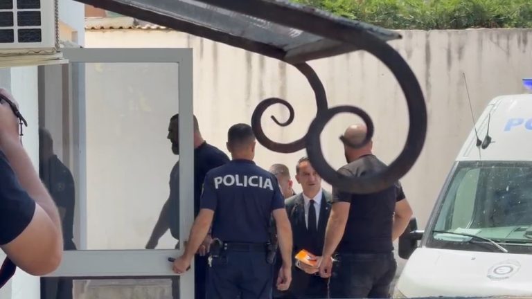 Momenti kur Erion Veliaj mbërrin në Gjykatën Administrative (VIDEO)
