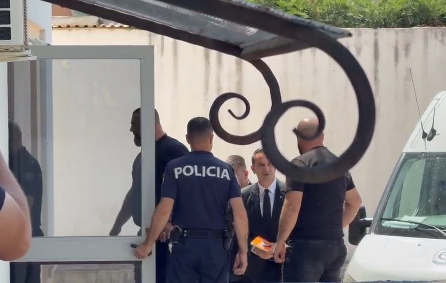 Momenti kur Erion Veliaj mbërrin në Gjykatën Administrative (VIDEO)
