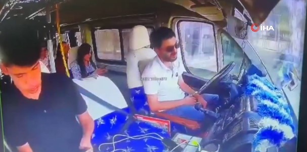 Aksident i rëndë në Turqi, shoferin e minibuzit e zë gjumi dhe përplaset me murin. Plagosen 7 pasagjerë (VIDEO)