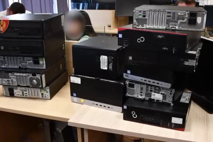 Mashtrim përmes call center-ave, arrestohen 7 persona në Tiranë. Procedohen 27 të tjerë
