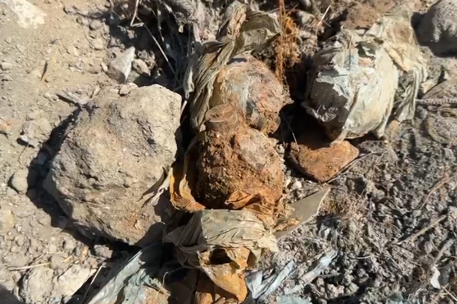 Vlorë, qytetarët gjejnë granata dhe armë të ndryshkura anash rrugës së Plazhit të Vjetër