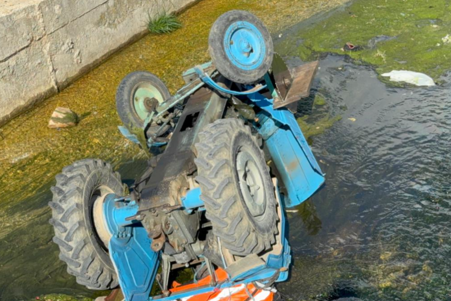 Mjeti bujqësor del nga rruga dhe përfundon në lumë, plagoset fermeri në Pogradec