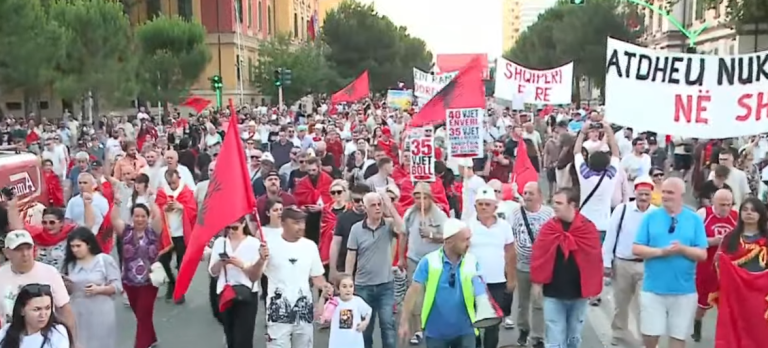Dita e 24-t e protestave në Tiranë, protestuesit nisin marshimin drejt Kryeministrisë