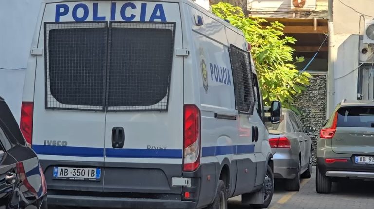 Vrau fqinjin në Rrogozhinë, Gjykata e Durrësit cakton masën “Arrest në burg” për 27-vjeçarin. Dëshmia e plotë