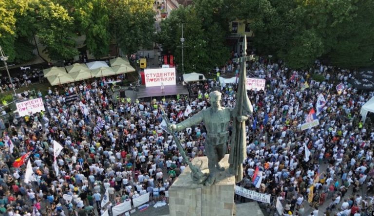 Protestë masive në qendër të Serbisë, dominojnë mesazhet për Kosovën