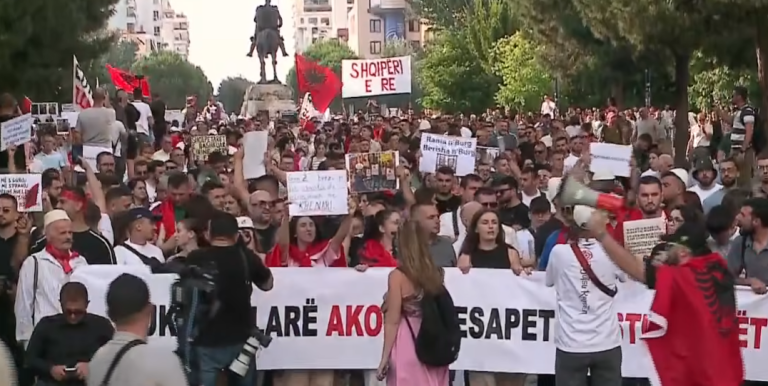 LIVE| Dita e 9-të e protestës, nis marshimi nga sheshi “Skënderbej”