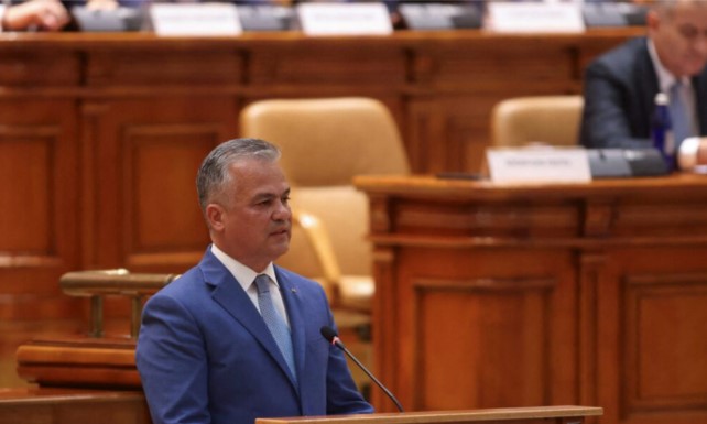 Kriza politike në Rumani, Parlamenti rrëzon qeverinë e propozuar nga Adrian Vestea