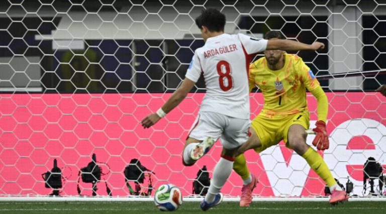 Turqia mposht SHBA-në 3-2, por eliminohet nga Kupa e Botës