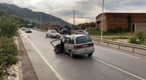 Përplasen tre automjete në aksin Pogradec-Lin, plagoset një person (VIDEO)