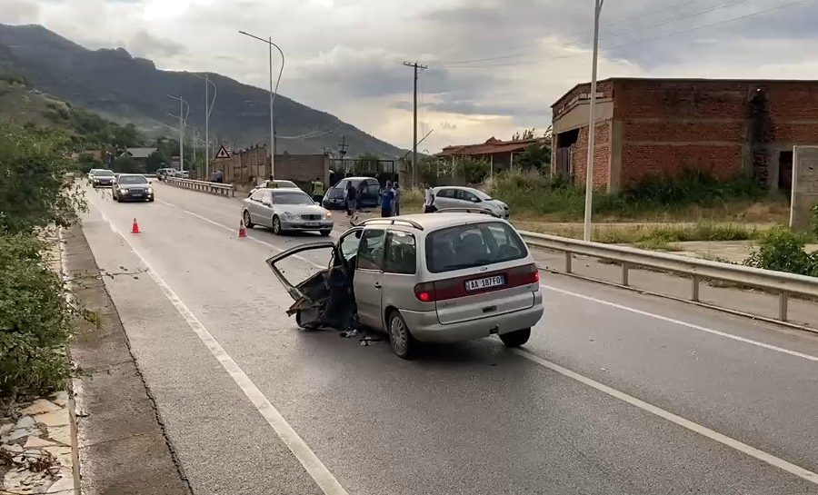 Përplasen tre automjete në aksin Pogradec-Lin, plagoset një person (VIDEO)