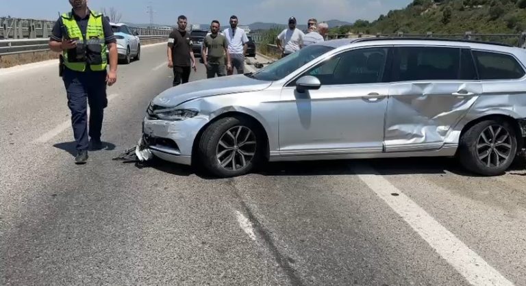 Aksident në autostradën Fier-Vlorë, përplasen dy automjete pranë fshatit Mifol. Plagosen tre persona (VIDEO)