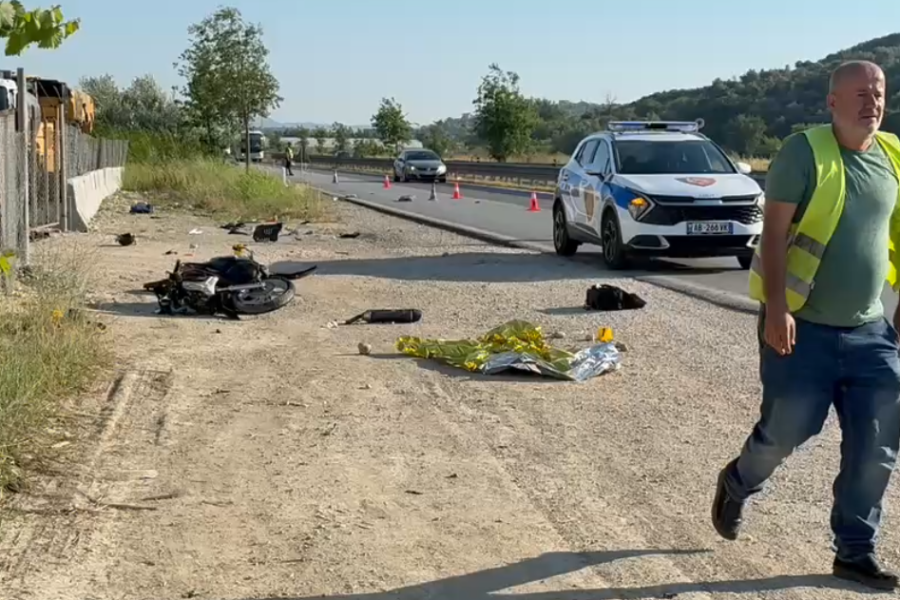 Aksident tragjik në Fier, humb jetën një 34-vjeçar me motomjet