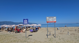 Rritet fluksi në plazhin publik të Vlorës, pushueesit kërkojnë më shumë hapësira të lira