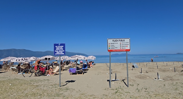 Rritet fluksi në plazhin publik të Vlorës, pushueesit kërkojnë më shumë hapësira të lira