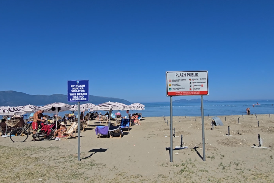 Rritet fluksi në plazhin publik të Vlorës, pushueesit kërkojnë më shumë hapësira të lira