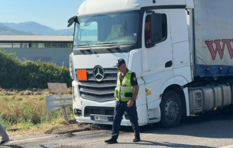 Aksident me vdekje në aksin Lezhë-Milot, kamioni përplaset me një makinë. Plagosen edhe 2 persona