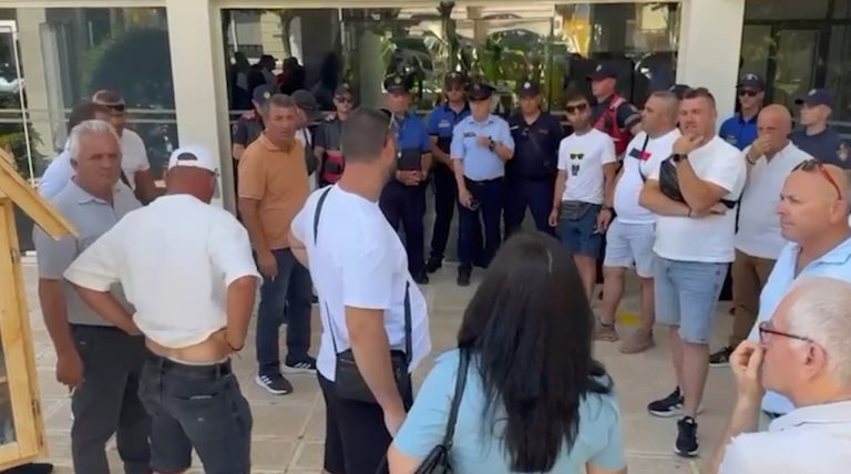 Taksistët e Sarandës në protestë para bashkisë, përplasen me policinë