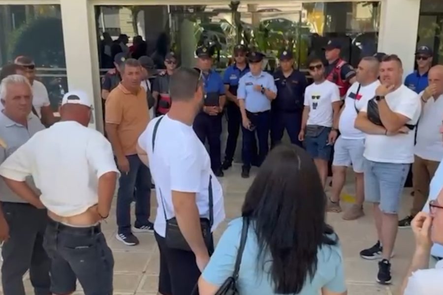 Taksistët e Sarandës në protestë para bashkisë, përplasen me policinë