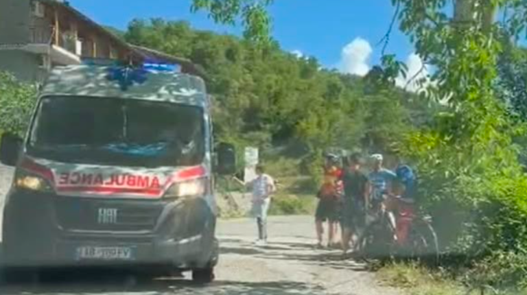 Turisti gjerman rrëshqet me biçikletë në rrugën Përmet–Çarçovë, transportohet në spital