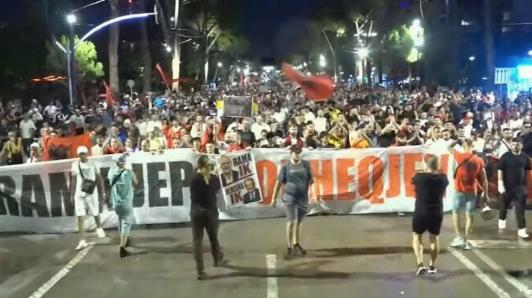 Protesta hyn në ditën e 25-të, qytetarët nisin marshimin në rrugët e Tiranës