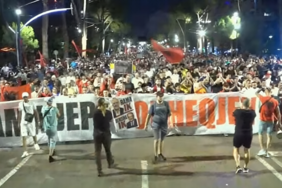 Protesta hyn në ditën e 25-të, qytetarët nisin marshimin në rrugët e Tiranës