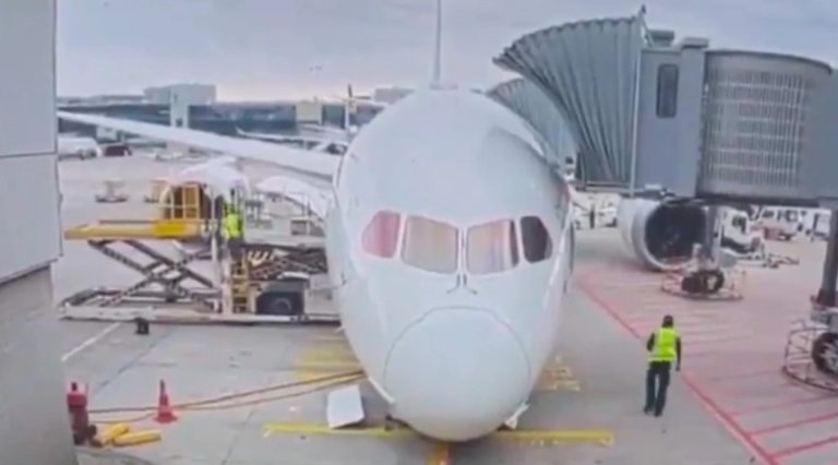 Disa të plagosur nga shembja e ingranazhit të hundës së një avioni në Frankfurt (VIDEO)