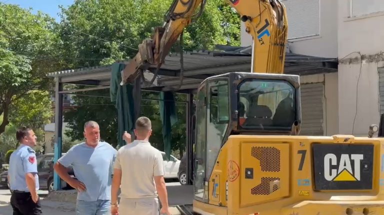 Vlorë, IMT vijon aksionin për shembjen e ndërtimeve pa leje