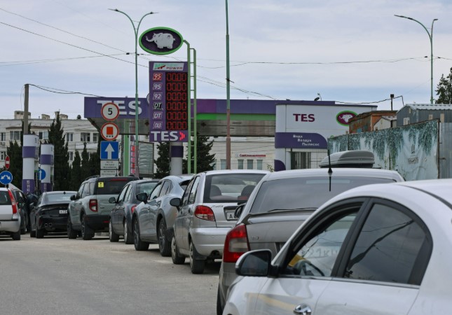 Krimea përballet me mungesë të karburanteve pas sulmeve ukrainase në linjat e furnizimit