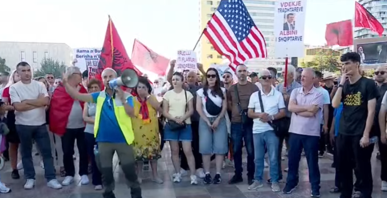 Dita e 10-të e protestës në Tiranë, aktivistët dhe qytetarët mblidhen në shesh