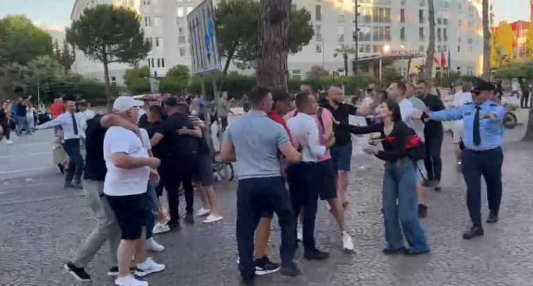 Incident në protestë, i riu me pitbull ofendon influenceren dhe protestuesit, ata i vihen në ndjekje