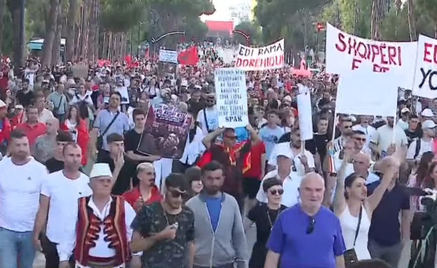 Dita e 16 e protestës, qytetarët marshojnë drejt Kryeministrisë në Tiranë