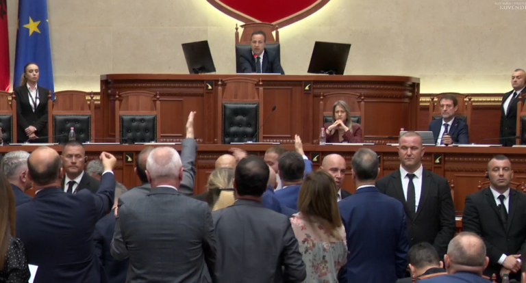 Tensione në Kuvend, opozita bllokon foltoren gjatë seancës plenare